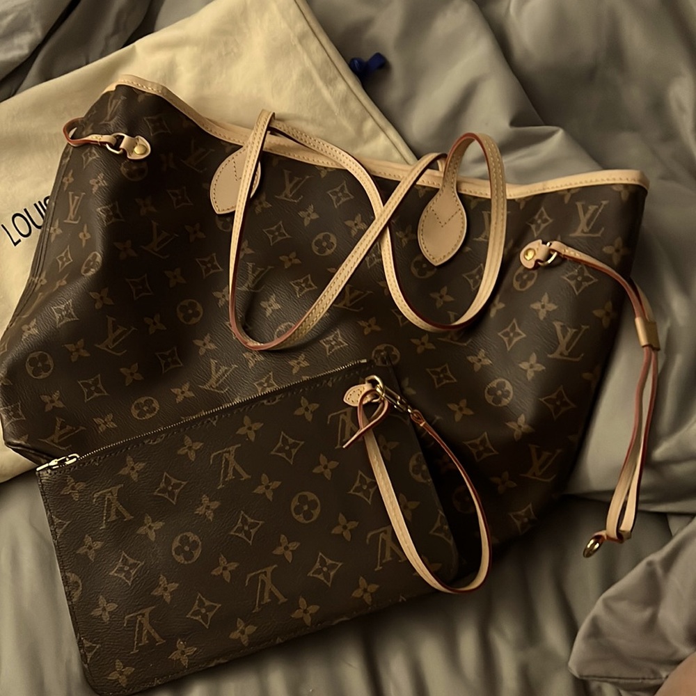NEVERFULL MM with pochette.  Dust bag included with this replica.